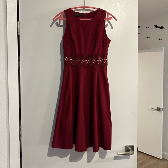 Elegant Burgundy Sleeveless Dress - Picture 1 of 2